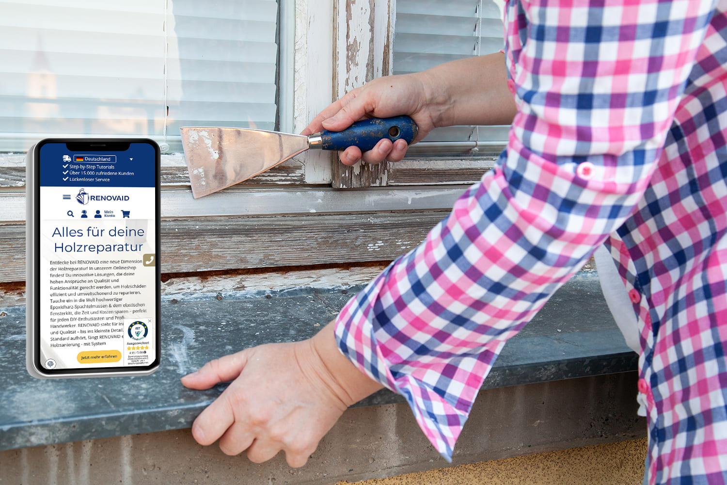 Holzreparatur am Fensterrahmen mit Smartphone Anzeige eines Referenz Onlineshops von SBR Sanierungssysteme UG Person, die einen Holzfensterrahmen mit einem Spachtel repariert, neben einem Smartphone mit einem Onlineshop für Holzreparatur von SBR Sanierungssysteme UG