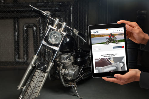 Motorrad mit Onlineshop Referenz von Voigt MT GmbH über Lenkerlösungen und Motorradteile auf einem Tablet Onlineshop Referenz Voigt MT GmbH